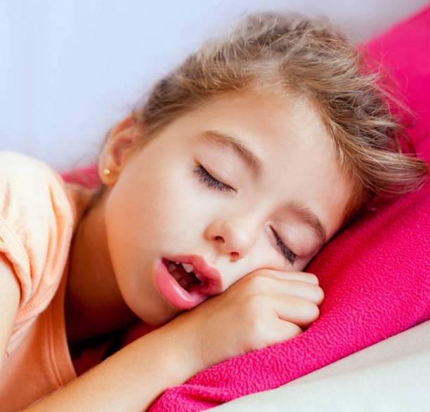 成人张嘴吐气正常吗视频,正常生理现象背后的科学