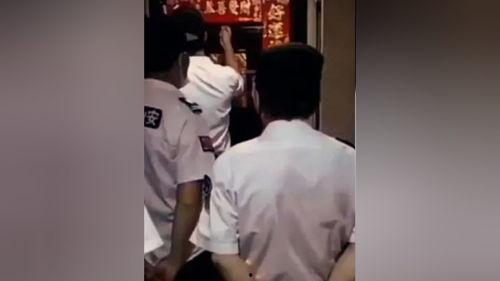 成人落水事件真实视频,还原成人落水瞬间，紧急救援行动全程记录